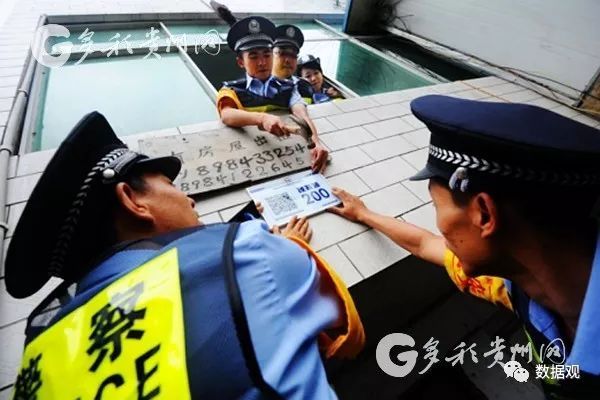 民警正在安装智慧门牌，通过智慧门牌，民警可以获取房主信息