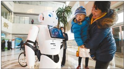 近日，门诊导诊机器人“小医”在河北省邯郸市中心医院东区门诊大厅正式上岗，呆萌外表和有趣互动吸引不少患者围观。