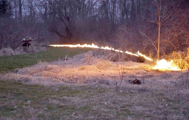 无人机火焰喷射器，25 尺射程 + 100 秒持续喷火