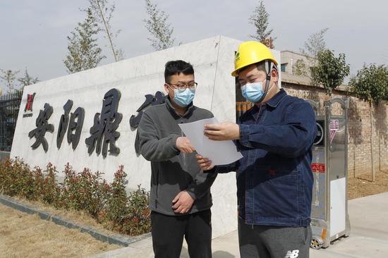 　4月16日，河南安阳汤阴县供电公司宜沟供电所所长李阳来到安阳鼎诺自动化物流设备有限公司，向企业宣传无抵押信用融资电力政策，帮助企业解决资金压力问题。李岳摄